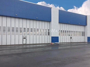 Промышленные ворота DoorHan складные с нижней направляющей серии ifg-lg с окнами и калиткой 17000x8000
